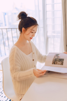 和妈妈在家里做运动的